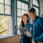 Jeunes personnes parlant dans un couloir d’école - copyright canva