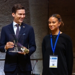 Martin Ouaklani et une étudiante au Prix UNESCO-France Télé (c) UNESCO - Fabrice Gentile