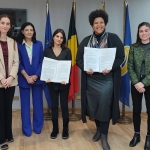 Photo Jour de la signature dans les bureaux de la Représentation Wallonie-Bruxelles au Chili, avec Emmanuelle Dienga et une partie de l'équipe de la Représentation WB, ainsi que Goya Hormazabal et Macarena Tuma de l'équipe du Persa et de la galerie La Curtiembre.