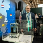 Michel Stassart présente la maquette ET Cristal à l'Hanovermesse en Allemagne © E. Meunier - WBI Michel Stassart présente la maquette ET Cristal à l'Hanovermesse en Allemagne © E. Meunier - WBI