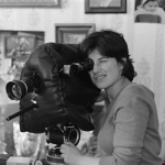 Laszlo Ruszka | Chantal Akerman sur le tournage du documentaire "Dis-moi" réalisé dans le cadre de la collection "Grand-mères" dirigée par Jean Frapat, 28 mars 1980 © INA / Laszlo Ruszka